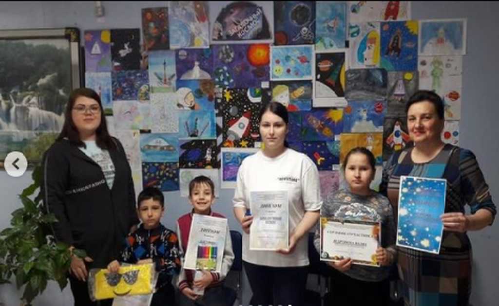 Выставка рисунков по итогам конкурса "Загадочный космос"