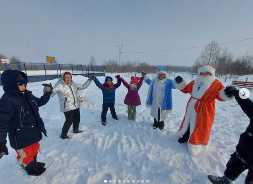 Спортивная эстафета "Новогодние забавы"