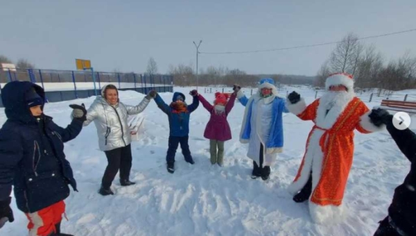 Спортивная эстафета "Новогодние забавы"