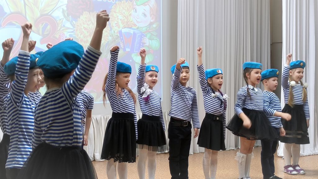 Во славу воинов российских пусть песнь хвалебная звучит!