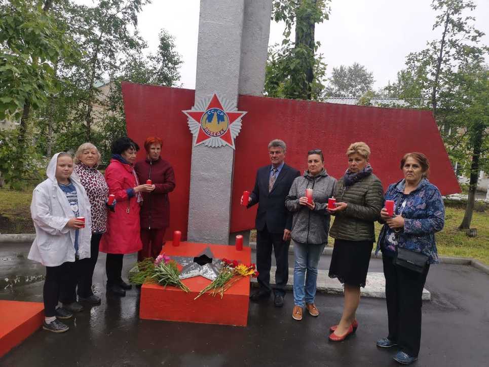 Возложение цветов к Памятному знаку «41 - 45»